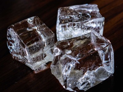 Making clear ice at home with tap water and directional freezing —